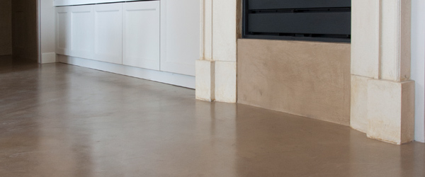 Resine sberna: tecnica materica, resine per pavimenti, resine per ... Posa resina pavimenti